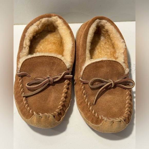 L.L Bean Kids Suede Sherpa Lined Slippers - Picture 1 of 8